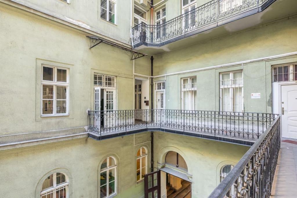 Jozsef-Corvin Central Budapest Exteriör bild